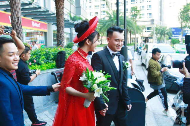 Cô dâu Diệp Lâm Anh và chú rể thiếu gia trao nhau nụ hôn đắm đuối trong lễ đón dâu Cô dâu Diệp Lâm Anh và chú rể thiếu gia trao nhau nụ hôn đắm đuối trong lễ đón dâu